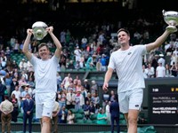 Harri Heliövaara (vľavo) a Henry Patten sa tešia po triumfe vo štvorhre vo Wimbledone 2024.
