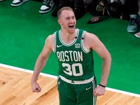 Sam Hauser v drese Boston Celtics.