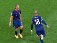Donyell Malen (vpravo) a Xavi Simons sa tešia po strelenom góle v zápase Rumunsko - Holandsko v osemfinále EURO 2024.