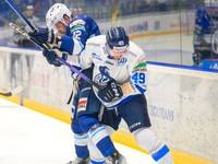 Mark Aut (vľavo) a Cole Coskey v zápase HK Poprad - HK Nitra v 3. kole Tipos extraligy.