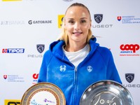 Rebecca Šramková pózuje s trofejami.