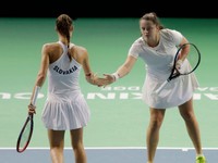 Tereza Mihalíková (vľavo) a Viktória Hrunčáková na finálovom turnaji Billie Jean King Cupu 2024.