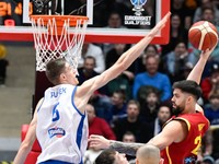 Santiago Yusta García (vpravo), ktorého blokuje Michael Fusek v zápase Slovensko - Španielsko v kvalifikácii ME v basketbale 2025.