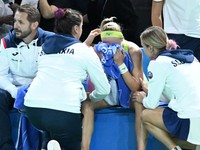 Rebecca Šramková (v strede), ktorú utešujú spoluhráčky Viktória Hrunčáková, Anna Karolína Schmiedlová a kapitán Matej Lipták po finále Billie Jean King Cupu 2024.