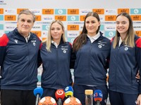 Zľava tréner Jorge Dueňas, kapitánka Réka Bíziková, Karin Bujnochová a Olívia Ščípová na tlačovej konferencii pred odchodom na ME v hádzanej žien 2024.