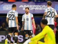 Lautaro Martinez (vľavo) a Lionel Messi (v strede) oslavujú gól.