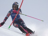 ONLINE: Slalom žien v stredisku Kranjska Gora dnes, Svetový pohár LIVE - 2. kolo. Vedú spoločne Wendy Holdenerová a Zrinka Ljutičová.