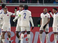 Christopher Nkunku sa so spoluhráčmi z Chelsea FC teší po strelenom góle proti 1. FC Heidenheim 1846 v 4. kole Konferenčnej ligy.