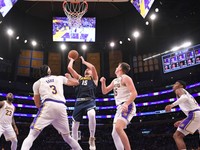 Nikola Jokič, LeBron James, Anthony Davis, Austin Reaves a Rui Hačimura v zápase NBA Los Angeles Lakers - Denver Nuggets.