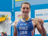 Alistair Brownlee so zlatou medailou na MS v triatlone 2011.