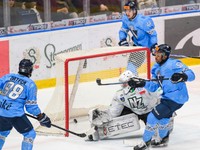 Zľava Austin Ryan Ortega (Slovan), Roman Rychlík (Nové Zámky) a Sena Wendell Acolatse (Slovan) počas gólu počas 33. kola Tipos extraligy HC Slovan Bratislava - HC Nové Zámky.