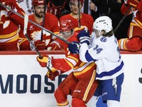 Slovenský útočník Martin Pospíšil (vľavo) v drese Calgary Flames. 