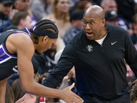 Isaac Jones a tréner Mike Brown na lavičke Sacramento Kings.