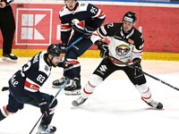 Zľava Martin Bakoš, Jonáš Peterek (obaja Slovan) a Lukáš Kozák (Bystrica) v zápase 34. kola Tipos extraligy HC Slovan Bratislava - HC MONACObet Banská Bystrica.