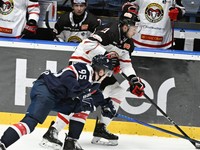 V popredí Jonáš Peterek (Slovan) a Tomáš Matoušek (Bystrica) v zápase 34. kola Tipos extraligy HC Slovan Bratislava - HC MONACObet Banská Bystrica.