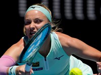 Rebecca Šramková v zápase proti Ige Swiatekovej na Australian Open 2025.