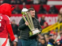 Luke Littler s trofejou na Old Trafford.