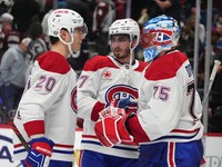 Zľava Juraj Slafkovský, Kirby Dach a brankár Jakub Dobeš po víťazstve v zápase NHL Colorado Avalanche - Montreal Canadiens.