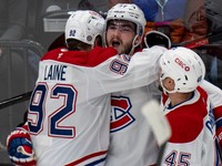 Patrik Laine (92) sa raduje so spoluhráčmi z gólu v zápase Montreal Canadiens - Utah Hockey Club.