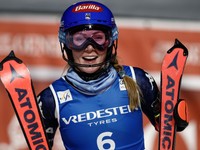 Americká lyžiarka Mikaela Shiffrinová v cieli slalomu v Courcheveli 2025.