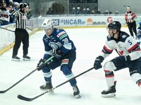 Zľava Jakub Lacka (Nitra) a Patrik Bačík (Slovan) v zápase 41. kola Tipos extraligy medzi HK Nitra - HC Slovan Bratislava.