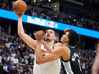 Nikola Jokič (vľavo) a Victor Wembanyama v zápase NBA Denver Nuggets - San Antonio Spurs.