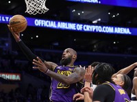 LeBron James z Los Angeles Lakers strieľa na kôš v zápase proti Washingtonu.