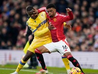 Amad Diallo (vpravo) a Tyrick Mitchell v zápase Manchester United - Crystal Palace v 24. kole Premier League.