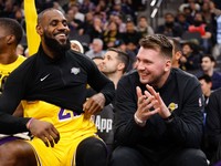 LeBron James a zranený Luka Doncič na lavičke počas zápasu NBA Los Angeles Clippers - Los Angeles Lakers.