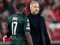 Tréner AS Monaco Adi Hütter na snímke s Wilfriedom Singom.