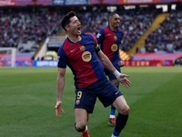 Robert Lewandowski (vľavo) a Raphinha sa tešia po strelenom góle v zápase FC Barcelona - Deportivo Alavés v 22. kole La Ligy.