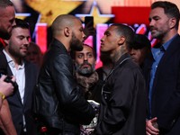 Chris Eubank (vľavo) a Conor Benn.