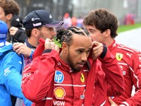 Lewis Hamilton vo farbách Ferrari.