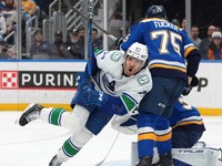 Kiefer Sherwood (vľavo) v drese Vancouver Canucks.