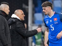 Asistent trénera Marek Hamšík, tréner Francesco Calzona a Ivan Mesík počas zápasu Slovensko - Slovinsko v baráži o B-divíziou Ligy národov.