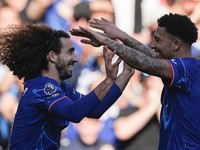 Obranca Chelsea Marc Cucurella (vľavo) oslavuje gól.