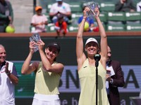 Tereza Mihalíková (vpravo) a Olivia Nichollsová po prehre vo finále turnaja v Indian Wells 2025.