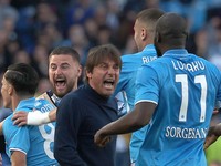 Tréner Antonio Conte s hráčmi SSC Neapol po víťazstve.