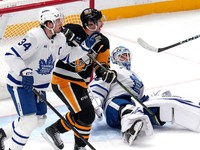 Auston Matthews (vľavo), Sidney Crosby a brankár Joseph Woll v zápase NHL Pittsburgh Penguins - Toronto Maple Leafs.