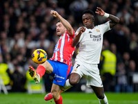 Vinícius Júnior (vpravo) a Javi Galán v zápase Real Madrid - Atlético Madrid.