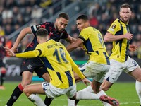 Hráč Fenerbahce Mert Muldur(druhý zľava) bojuje o loptu s Cyrielom Dessersom (vľavo) z Rangers a situáciu sledujú Alexander Djiku (druhý sprava) a Slovák Milan Škriniar (vpravo).