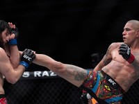 Alex Pereira triafa Magomeda Ankalaeva kopom počas zápasu na UFC 313