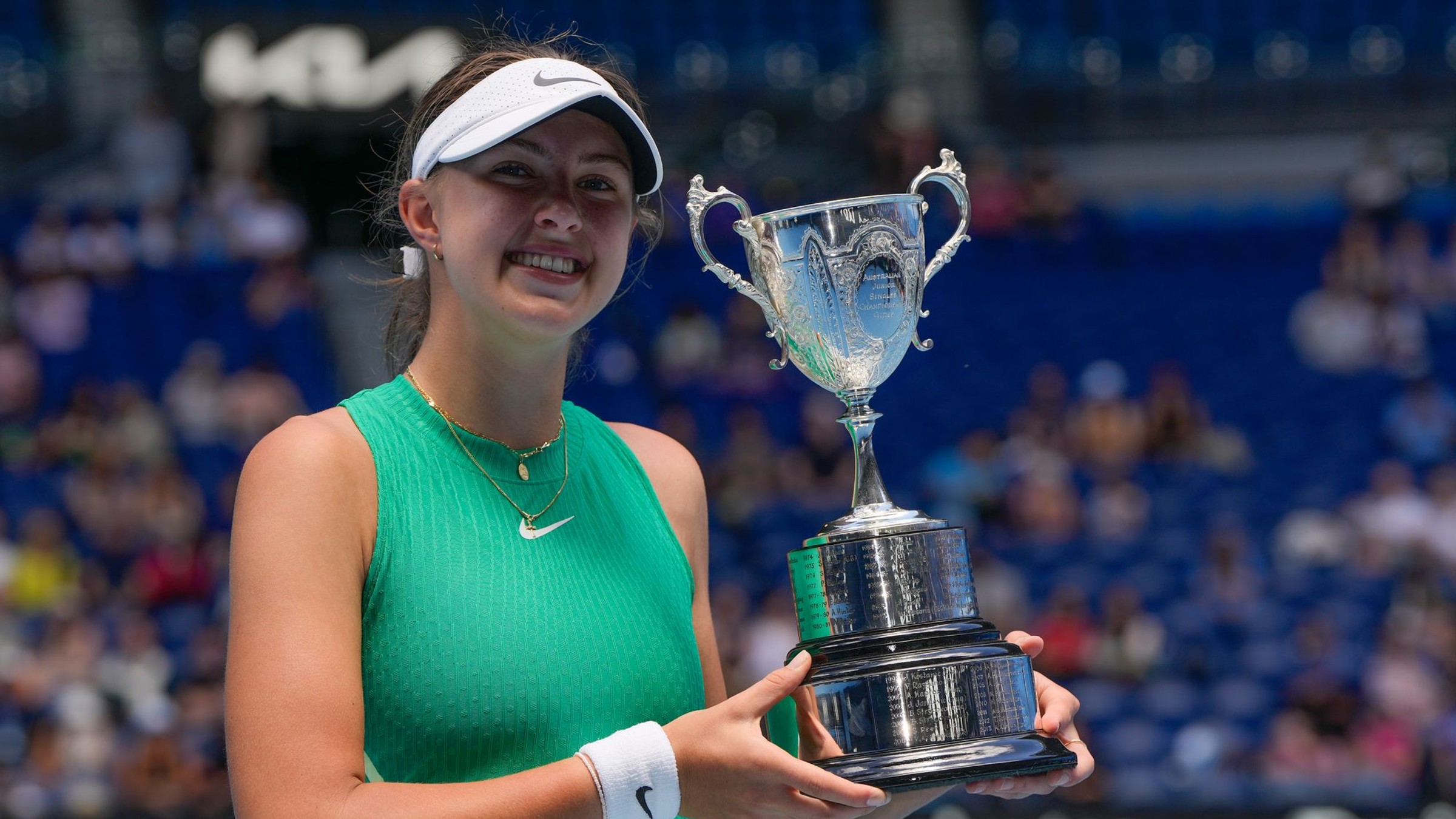Renáta Jamrichová s trofejou pre víťazku juniorskej dvojhry na Australian Open 2024.