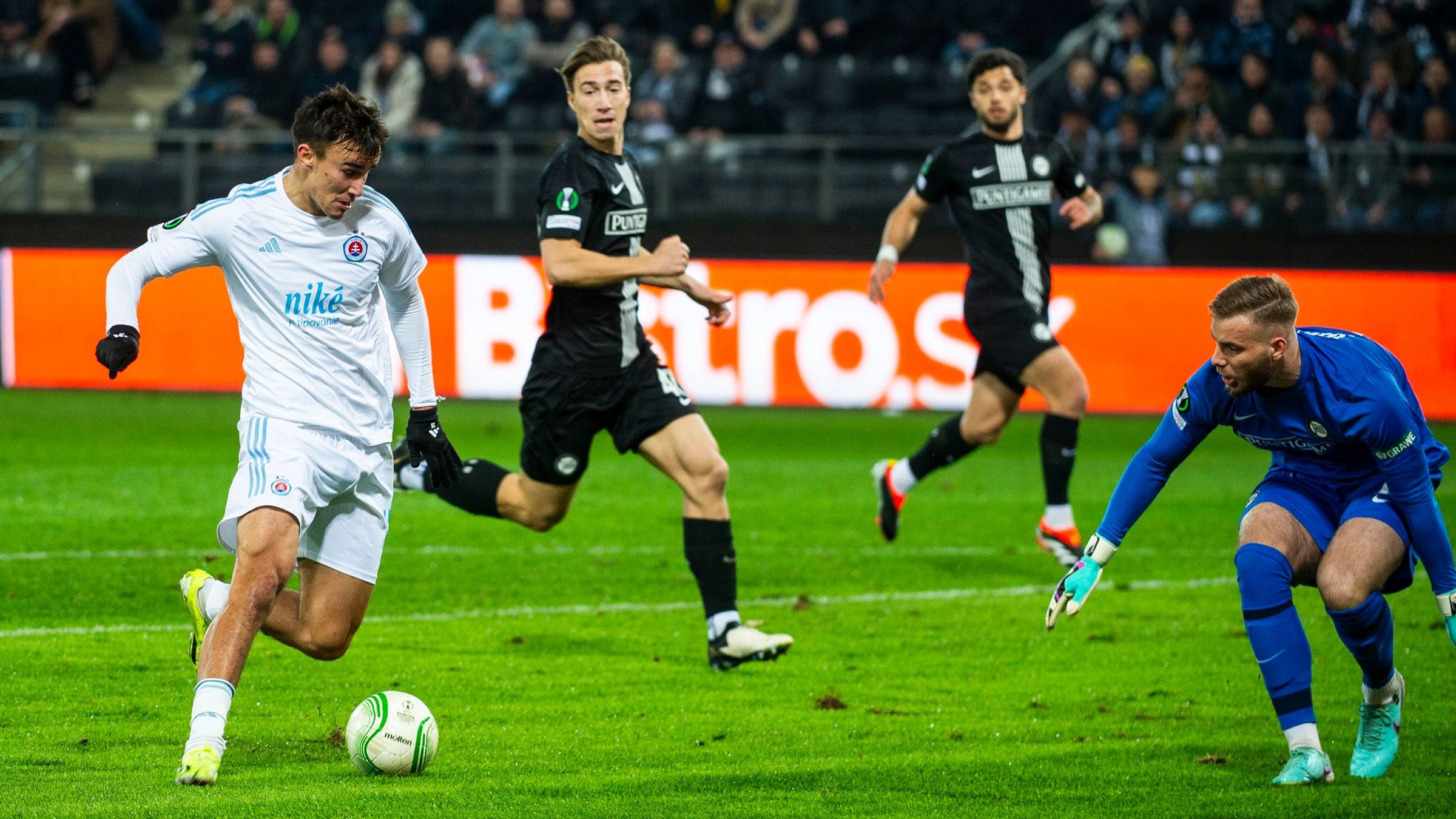 David Strelec (vľavo) a brankár Vítězslav Jaroš v zápase SK Sturm Graz - ŠK Slovan Bratislava.