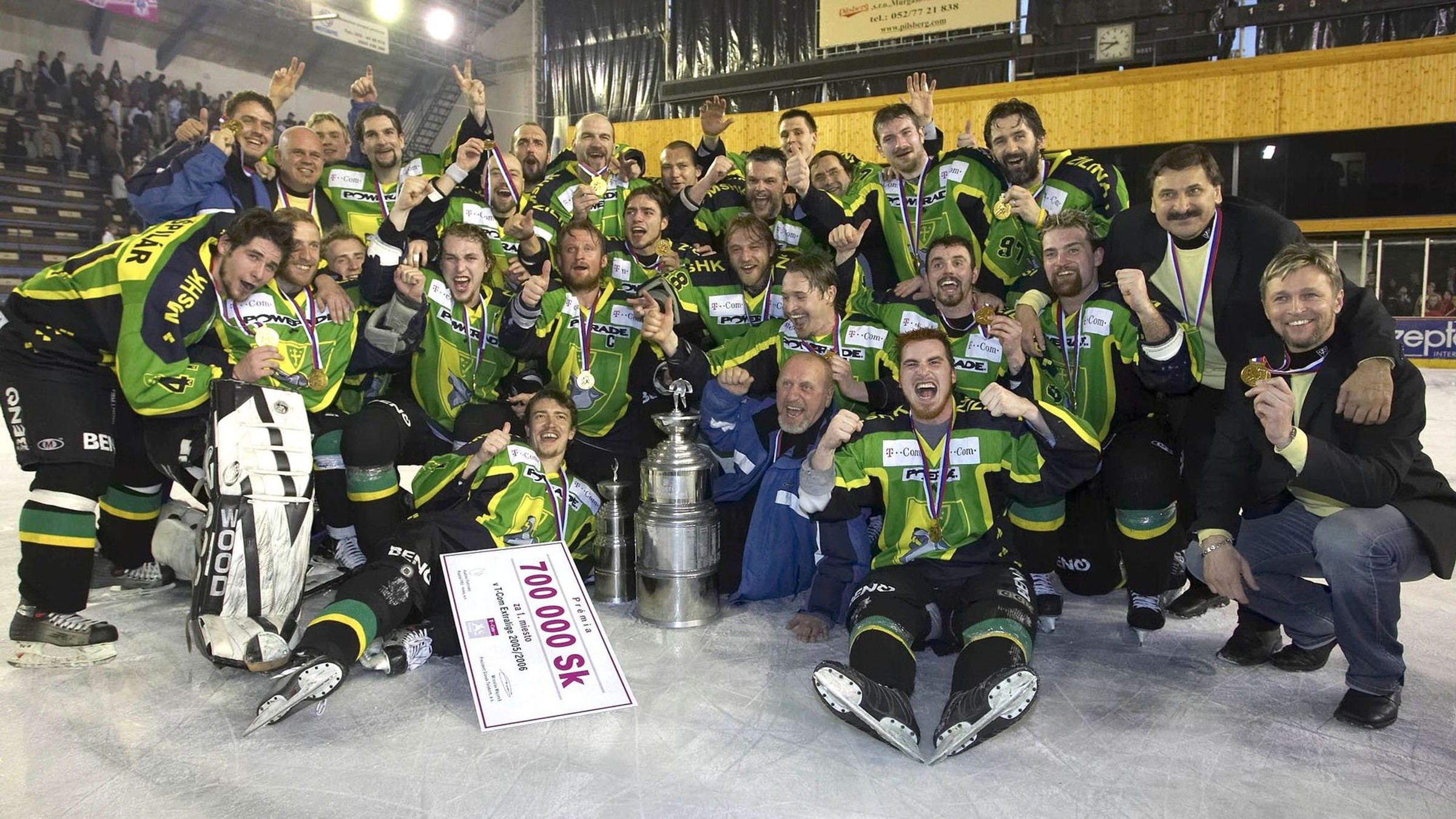 Hokejisti MsHK ŠKP Žilina po zisku majstrovského titulu v roku 2006.