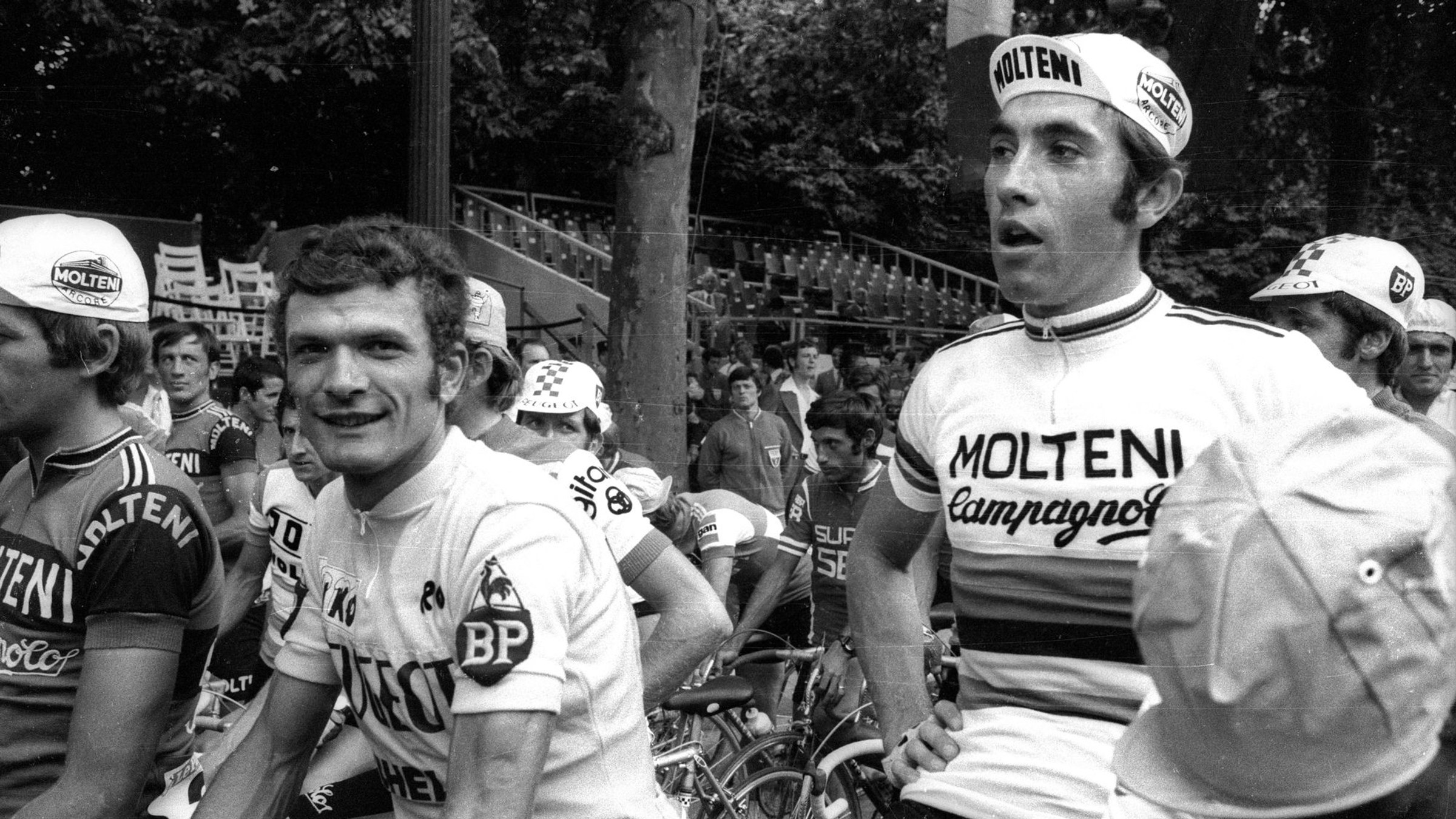 Bernard Thévenet a Eddy Merckx (vpravo) počas pamätnej Tour de France 1975.