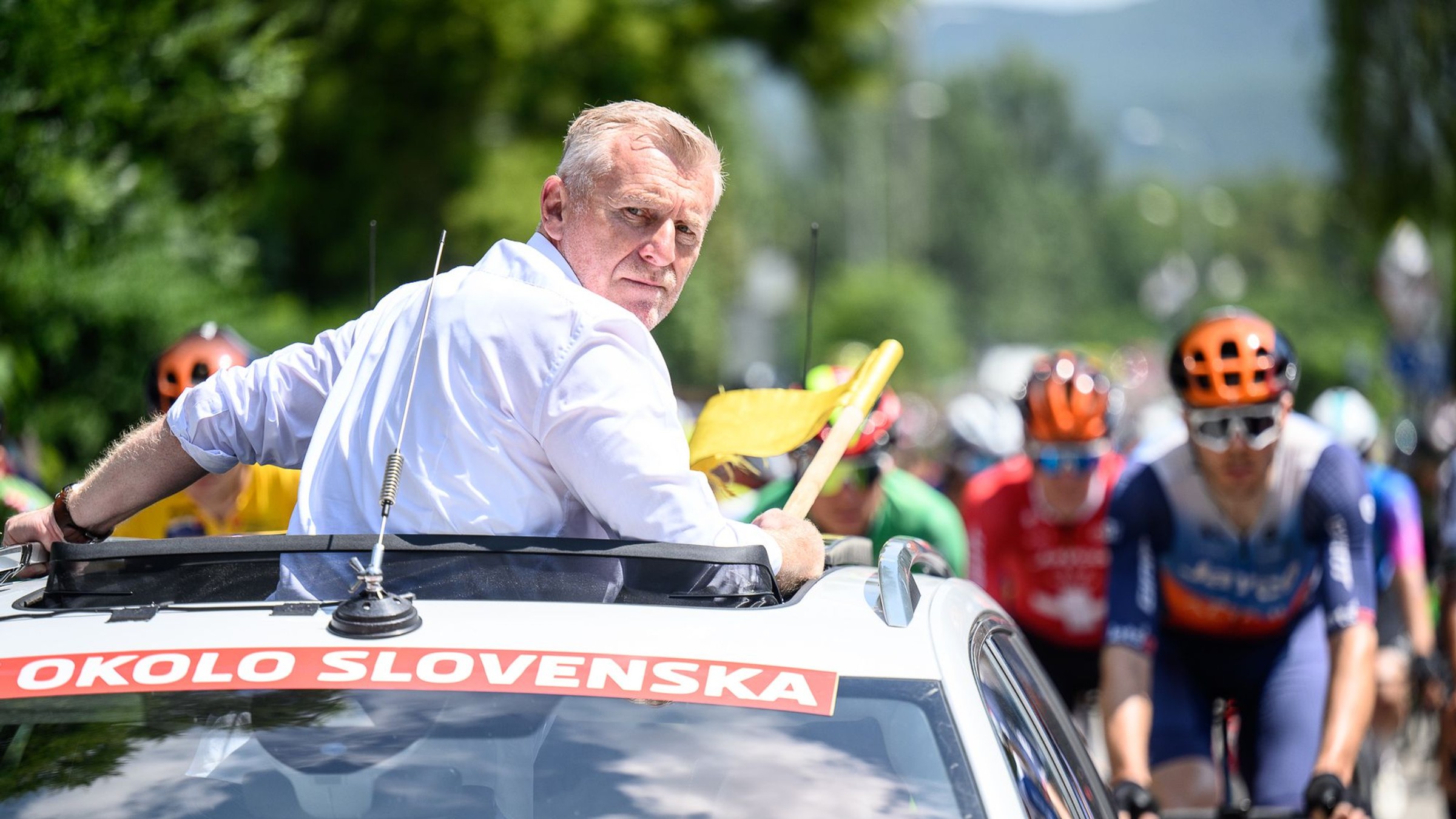 Riaditeľ pretekov Okolo Slovenska Peter Privara pred štartom etapy.