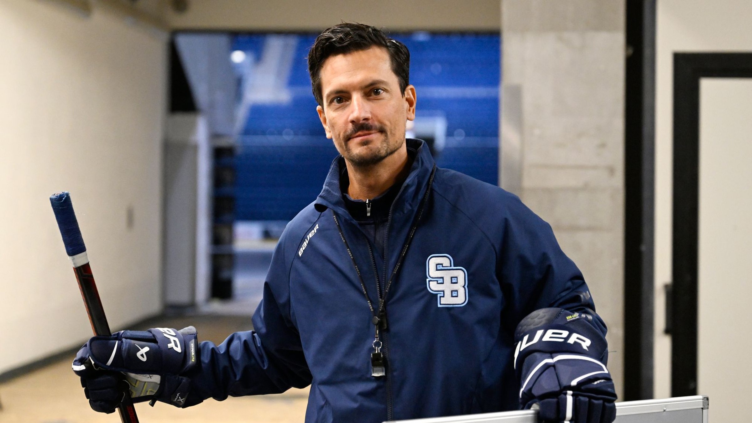 Tréner HC Slovan Brad Tapper. 