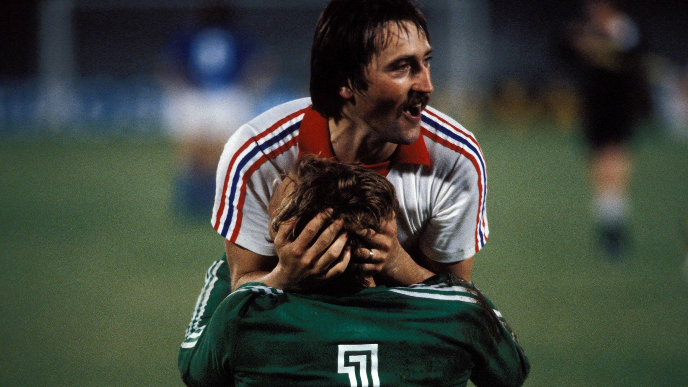 Antonín Panenka a brankár Jaroslav Netolička oslavujú výhru v zápase o bronz na ME 1980.