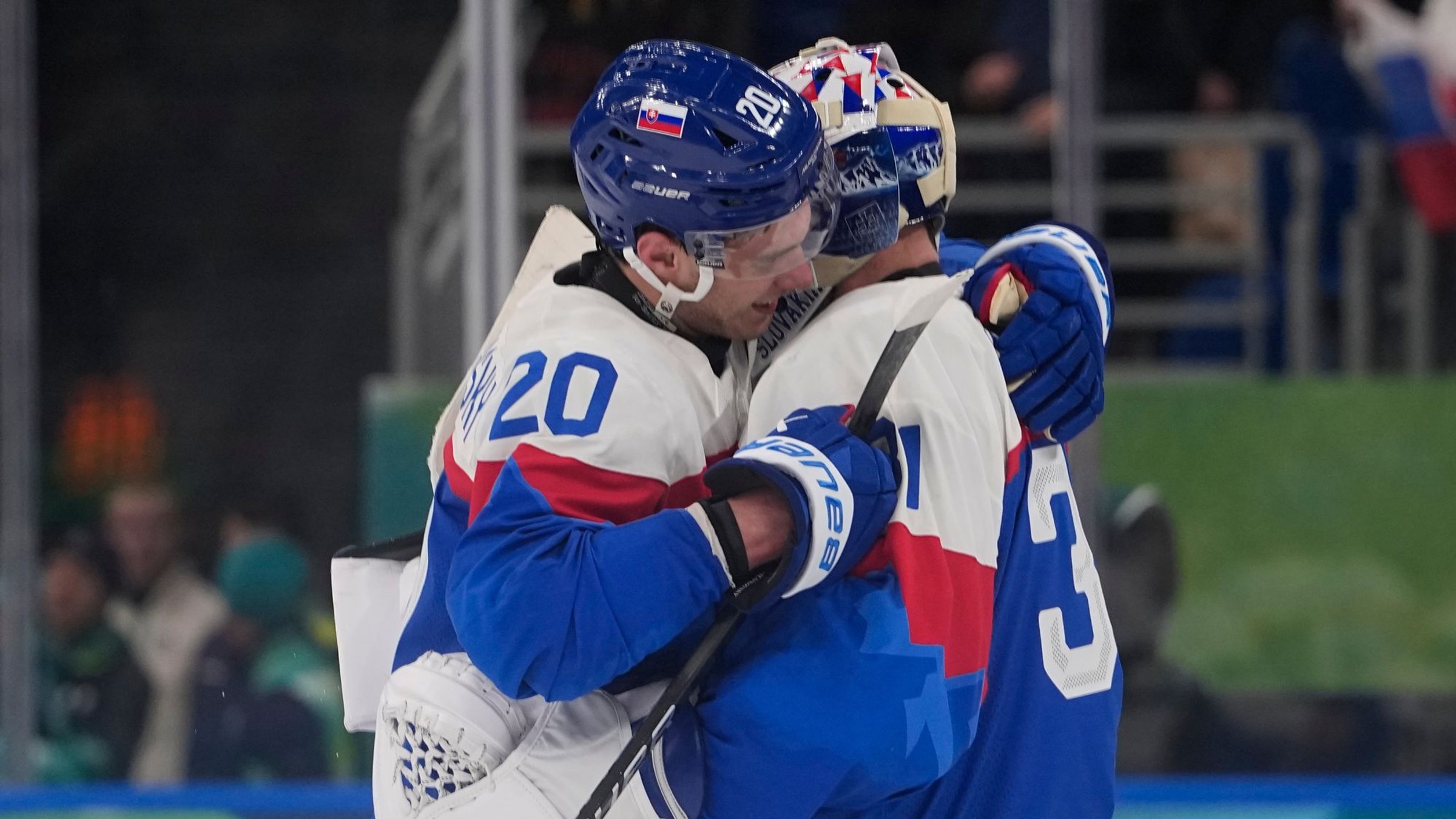 Juraj Slafkovský a Samuel Hlavaj oslavujú výhru nad Fínskom na ZOH 2026 v Miláne. 